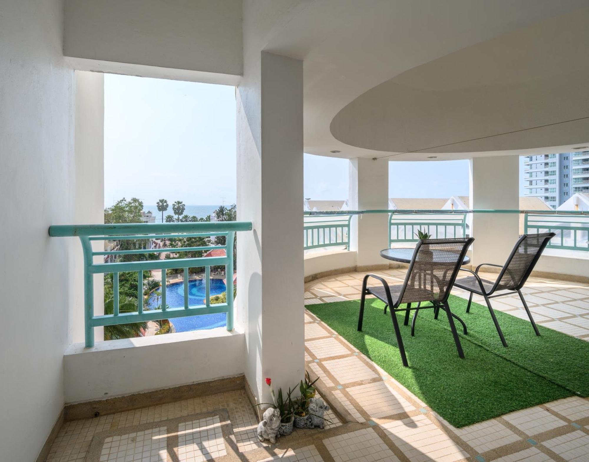 Jomtien Beachfront Stylish Studio , Stunning Seaview , Big Pool Exterior photo