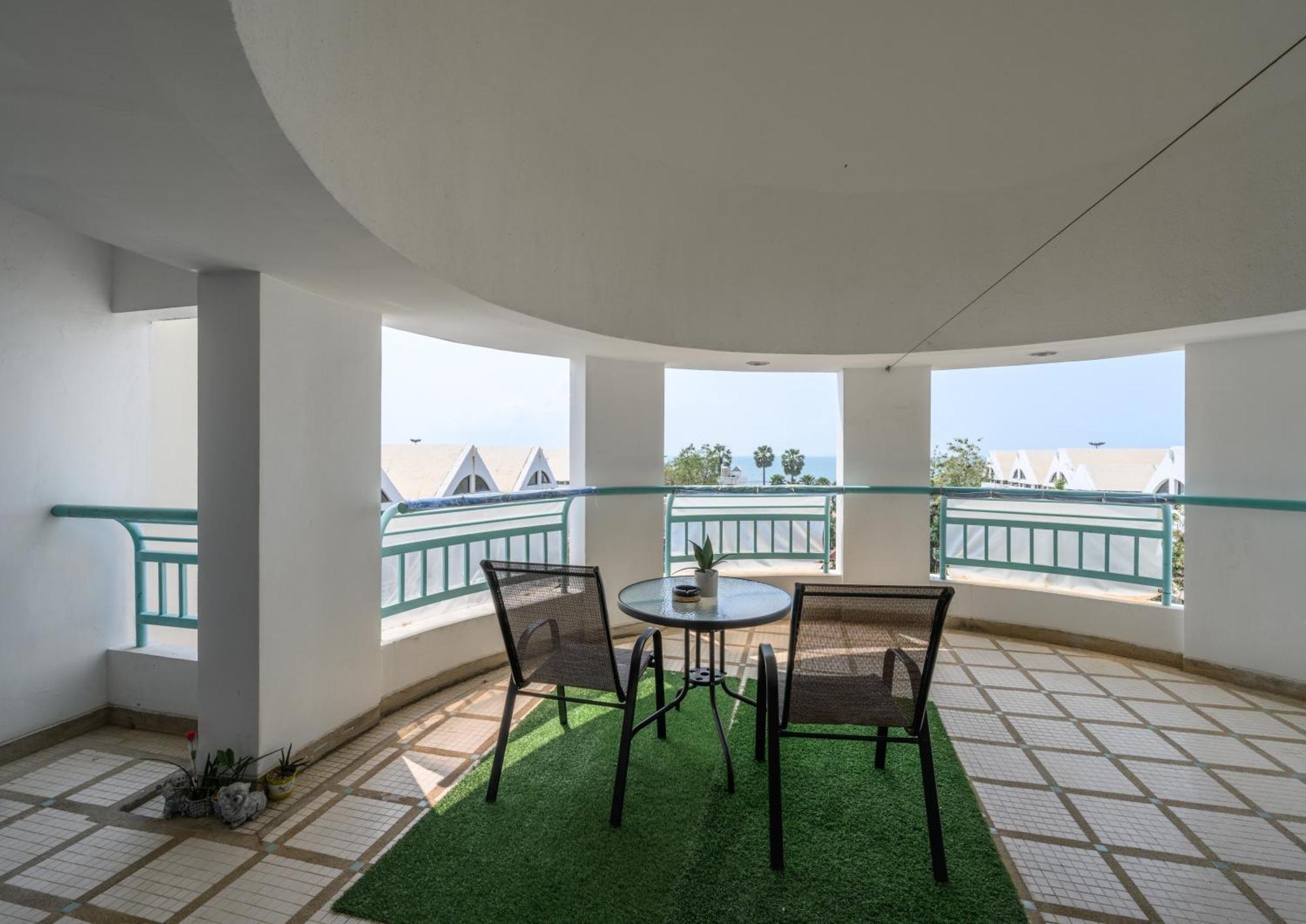 Jomtien Beachfront Stylish Studio , Stunning Seaview , Big Pool Exterior photo