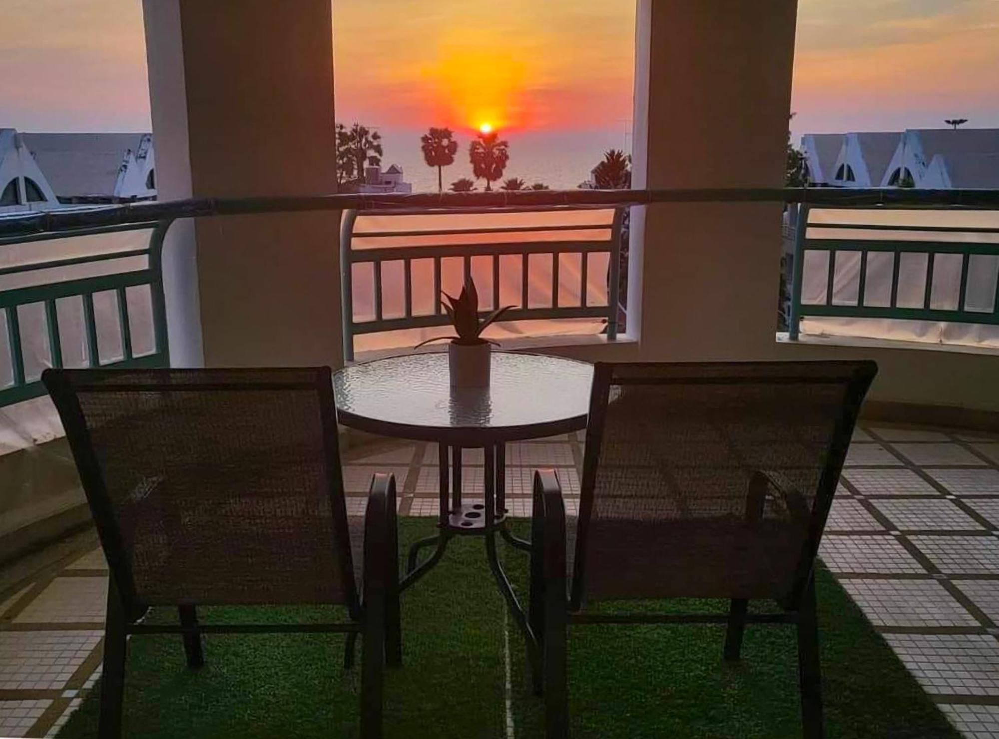 Jomtien Beachfront Stylish Studio , Stunning Seaview , Big Pool Exterior photo
